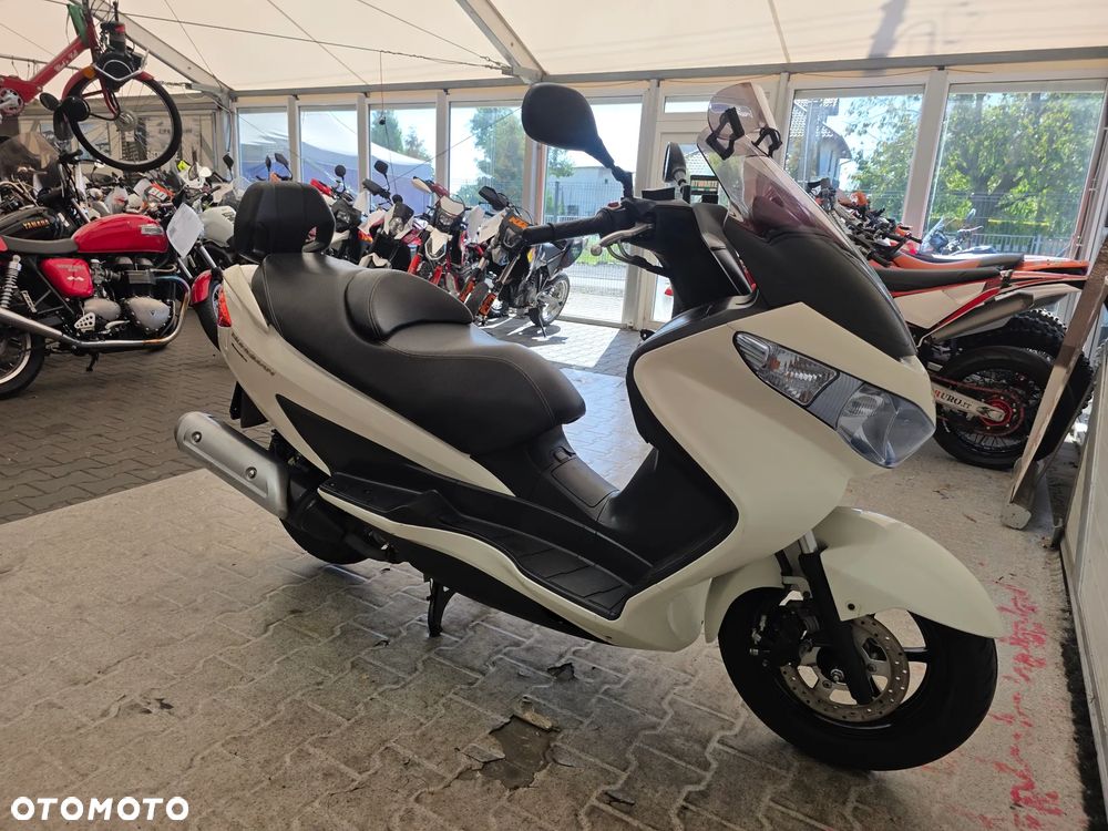Suzuki Burgman - 23