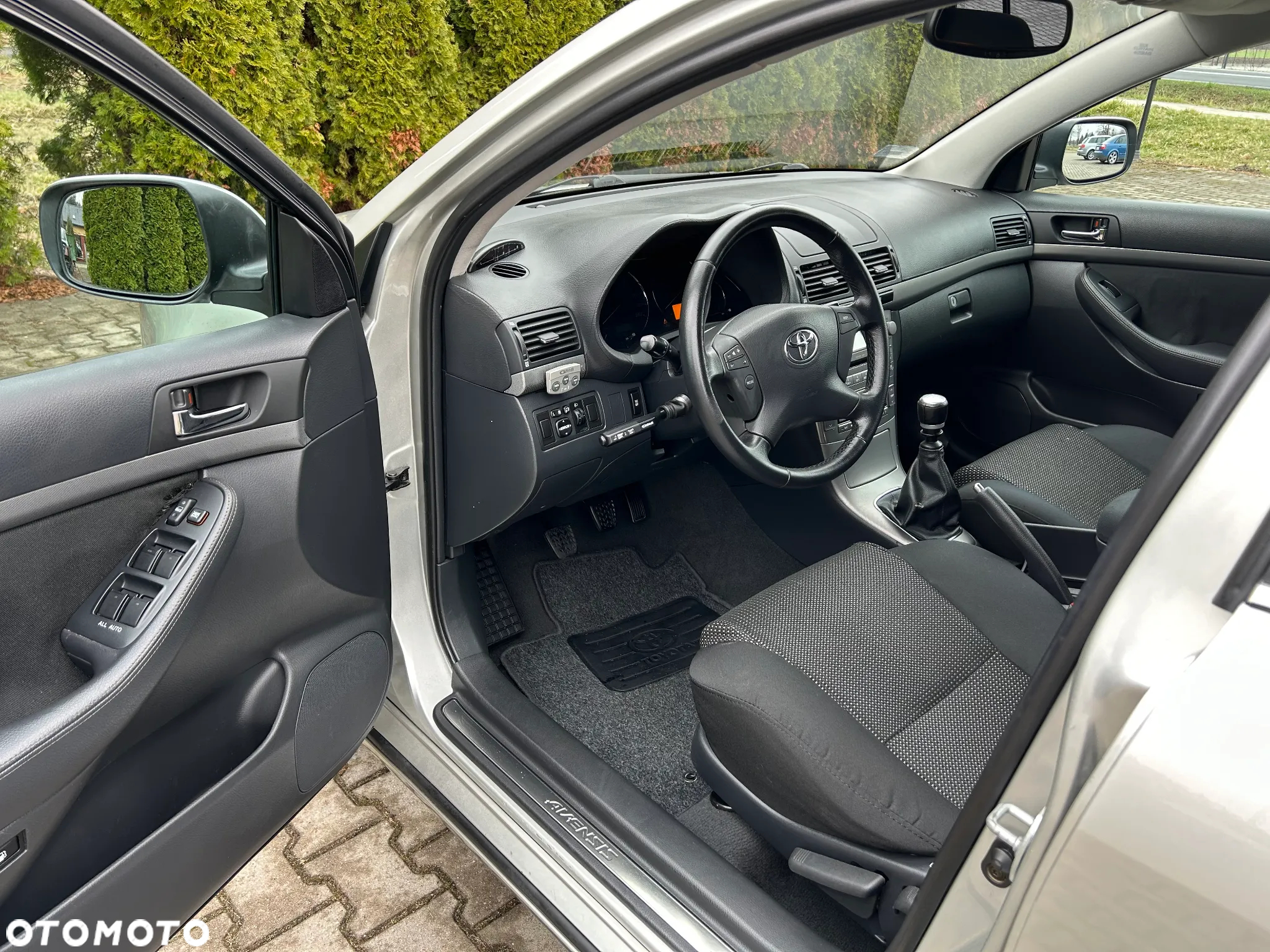 Toyota Avensis 2.0 D-4D - 25