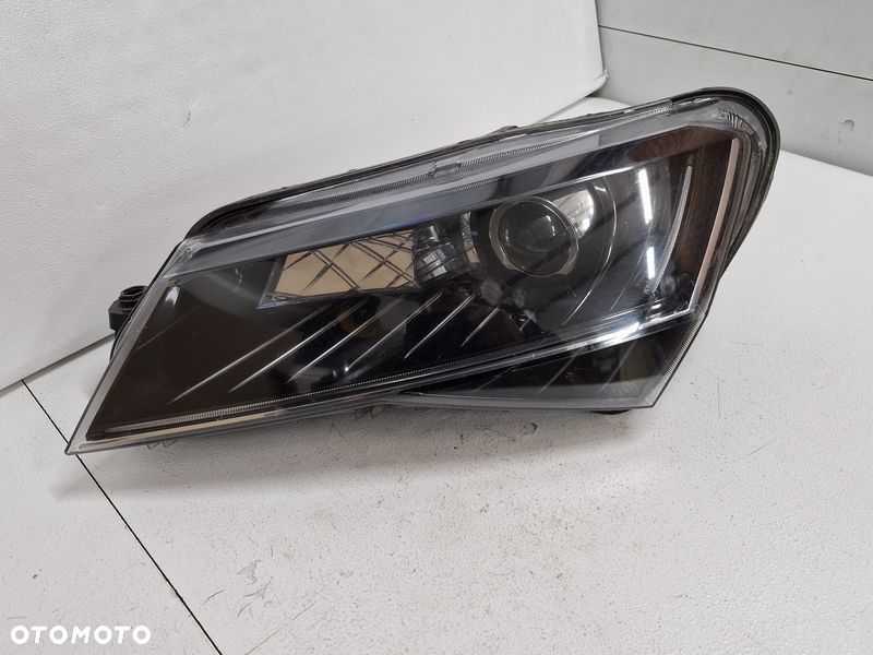 SKODA SUPERB 3 III LAMPA LEWY PRZÓD LEWA PRZEDNIA REFLEKTOR XENON - 2