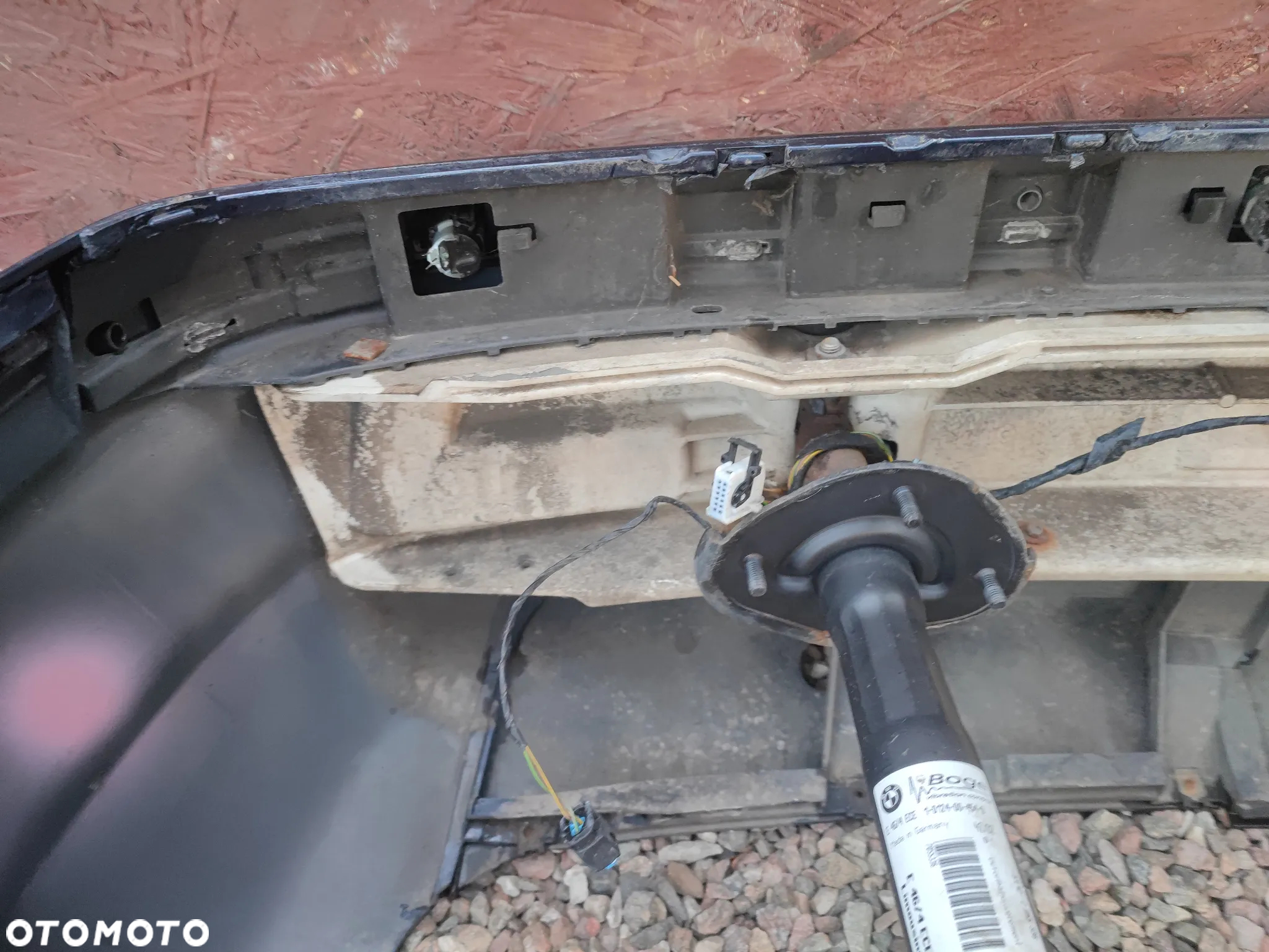 BMW E46 SEDAN ORYGINALNY ZDERZAK TYŁ M-PAKIET W KOLORZE ORIENT-BLAU METALIC O KODZIE LAKIERU 317/5 + CZUJNIKI PDC O NR.  51 12 2 293 990 W DOBRYM STANIE - 34