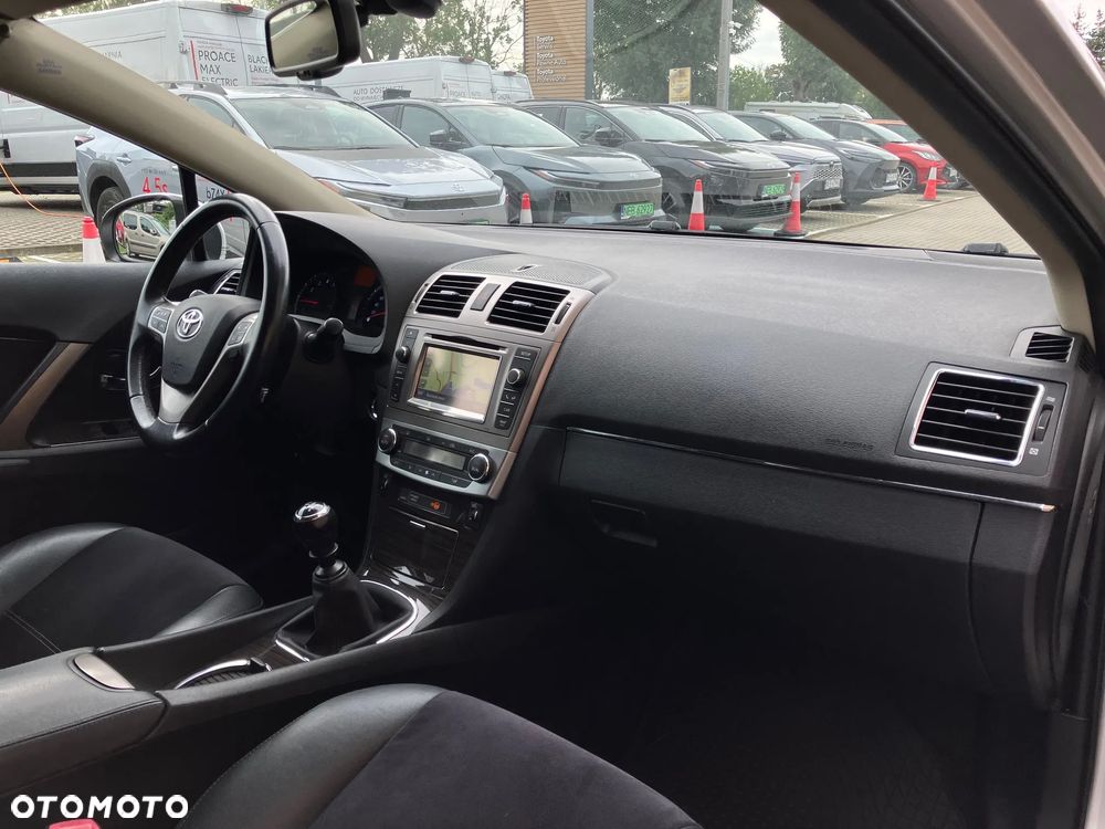 Toyota Avensis 1.8 Premium - 17
