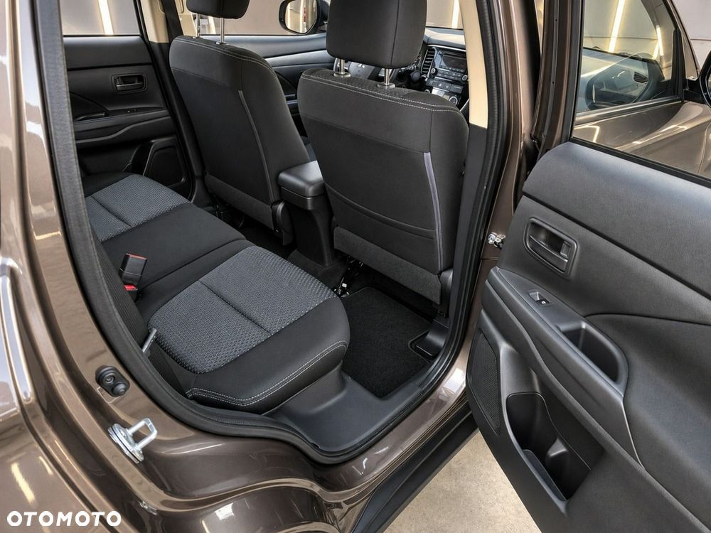 Mitsubishi Outlander - 11