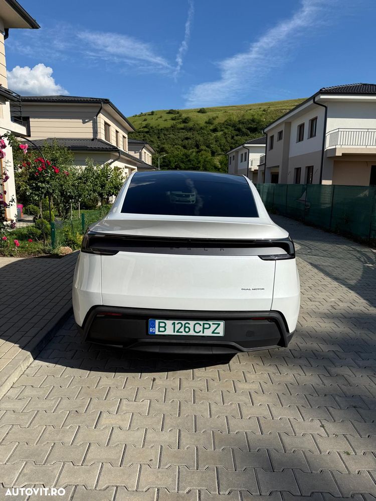 Tesla Model Y Long Range AWD Premium - 3