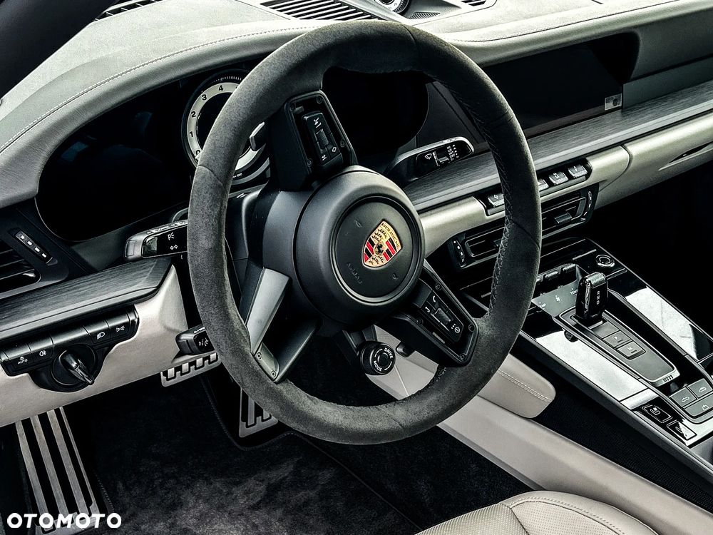 Porsche 911 Carrera 4 GTS Cabrio - 3
