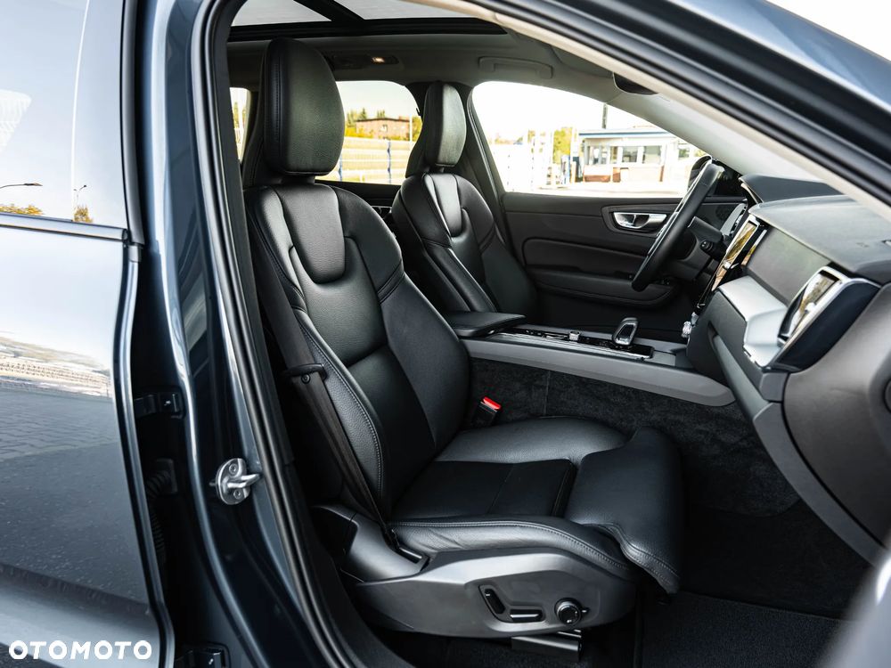 Volvo XC 60 B4 B Plus Dark - 26