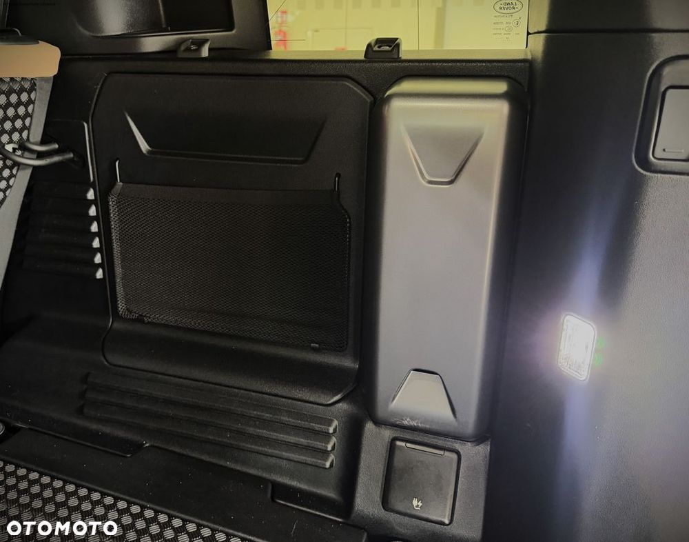 Land Rover Defender - 23