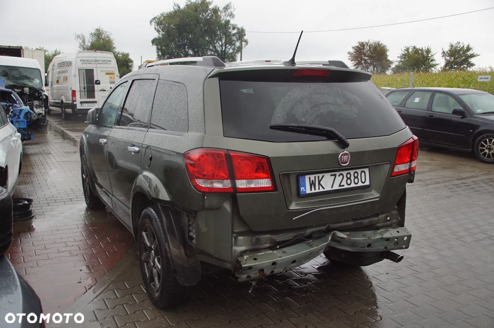 Auto na części - Fiat Freemont 2.0 Multijet 170 KM 71770239 55251728 370A 2013R Silnik Skrzynia Drzwi Szyba Zderzak Błotnik Klapa Maska Lampa Lusterko Deska Kokpit Sterownik Moduł Czujnik Licznik Wyświetlacz Kierownica - 6