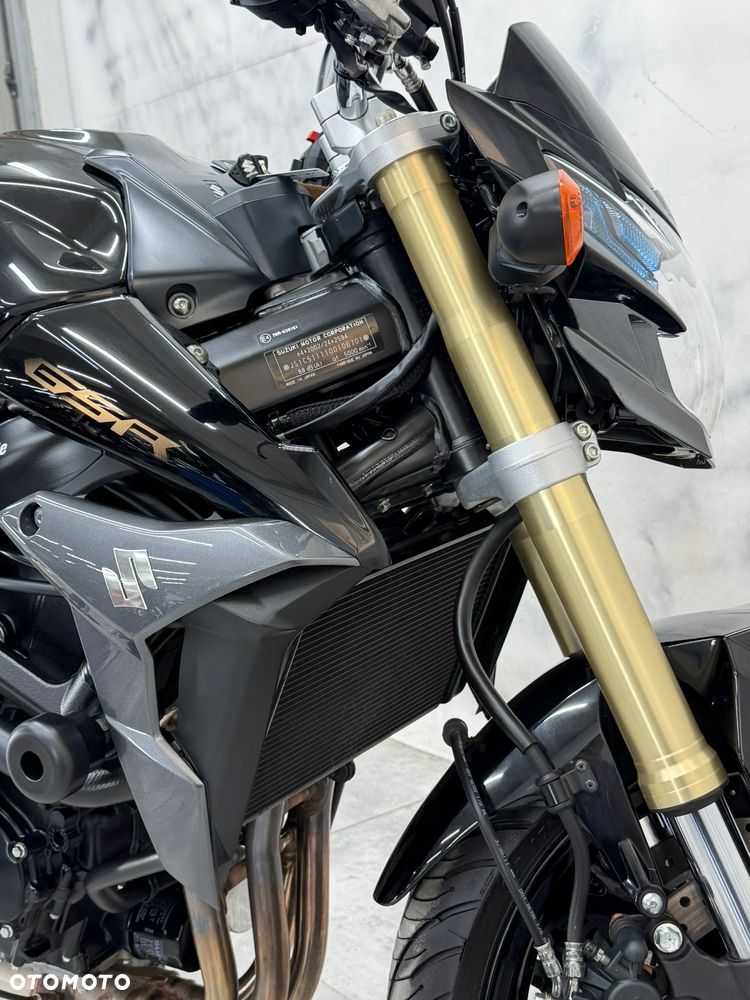Suzuki GSR - 13