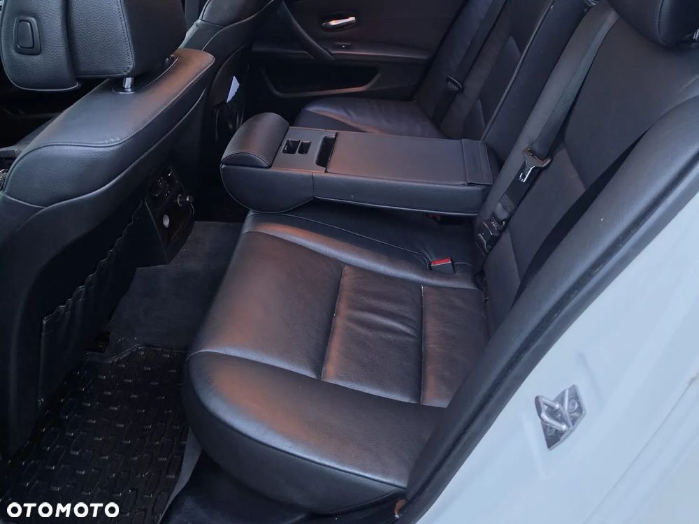 BMW Seria 5 528i xDrive - 7