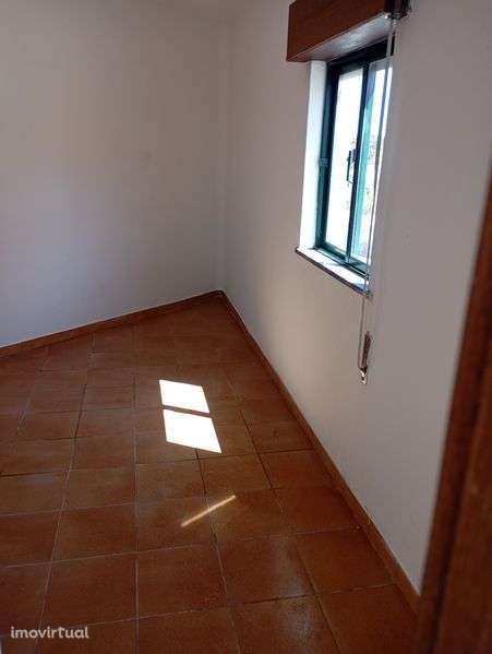 Vendo edifício com duas divisões e logradouro - Grande imagem: 5/6