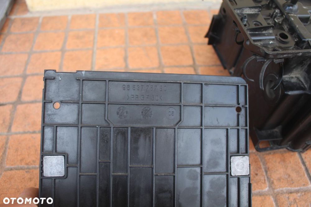 PODSTAWA OBUDOWA AKUMULATORA CITROEN C3 I 9656705880 - 8