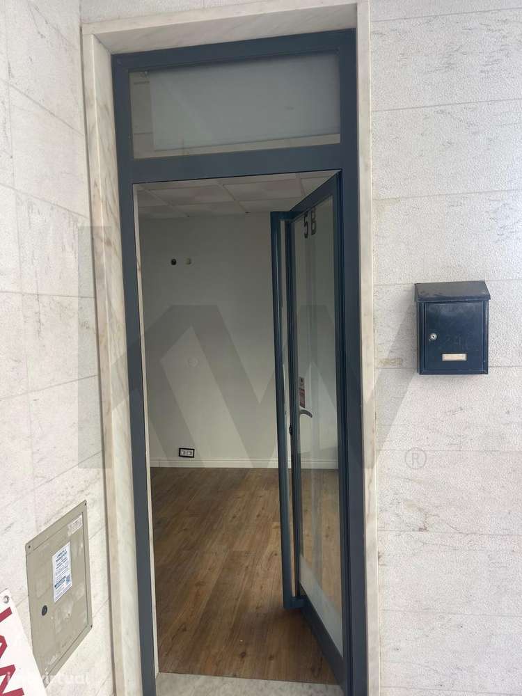 Espaço Comercial de 48m2 , garagem e zona de arrumos  junto à Estação - Grande imagem: 4/21