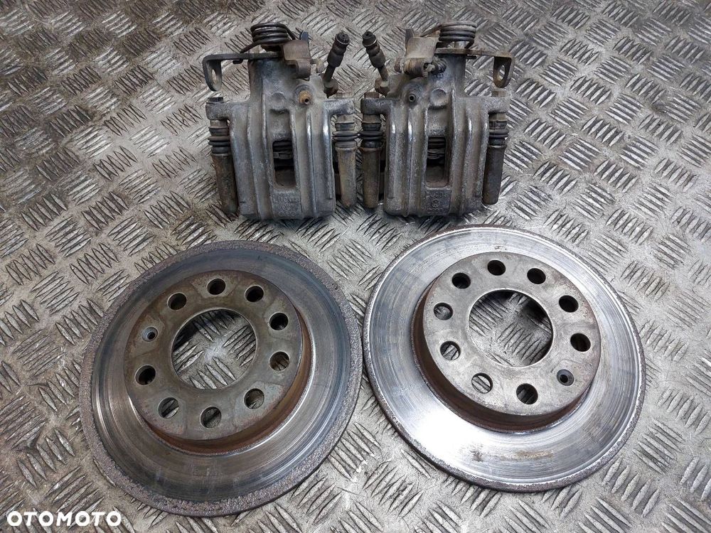 TARCZE HAMULCOWE TYŁ + KLOCKI + ZACISKI AUDI A4 B6 - 1