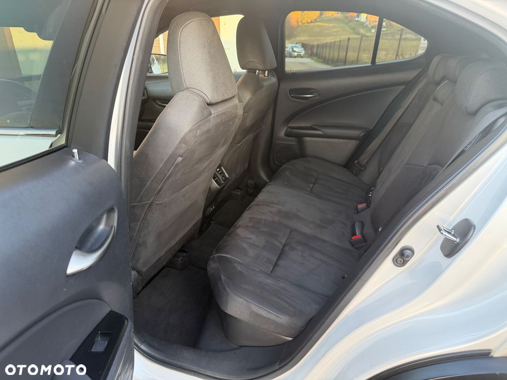 Lexus UX 250h - 12