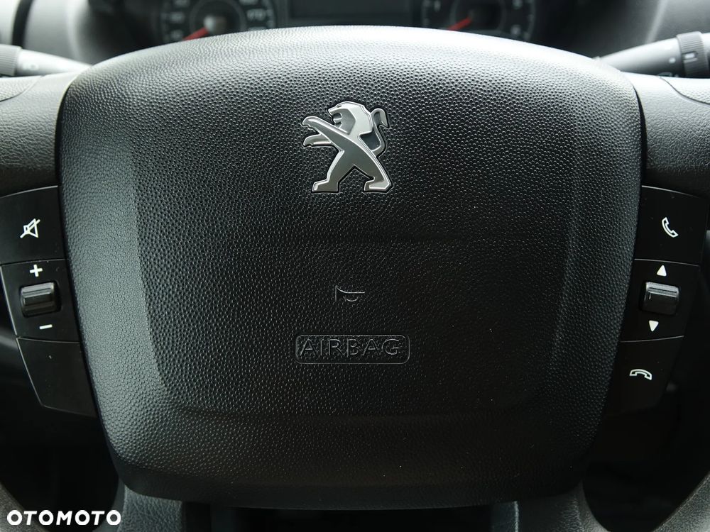 Peugeot Boxer 3.0 180 KM DOKA 7-osobowy skrzynia ładunkowa - 17