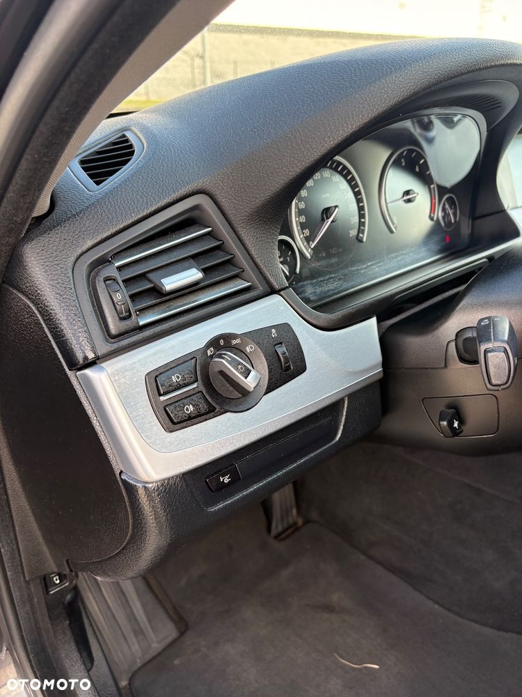 BMW Seria 5 525d xDrive - 13