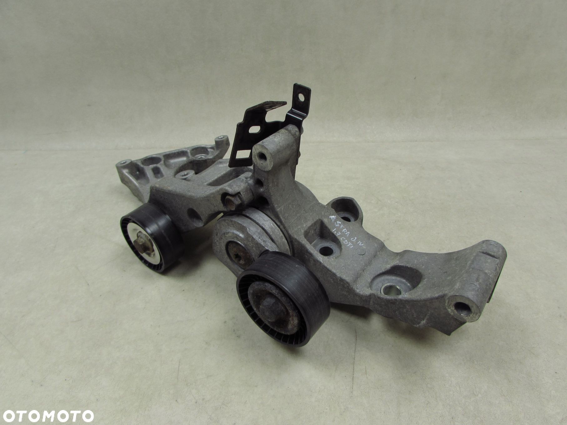 OPEL ASTRA J IV 1.7 CDTI 09-15 ŁAPA PODPORA NAPINACZ 55565570 - 1