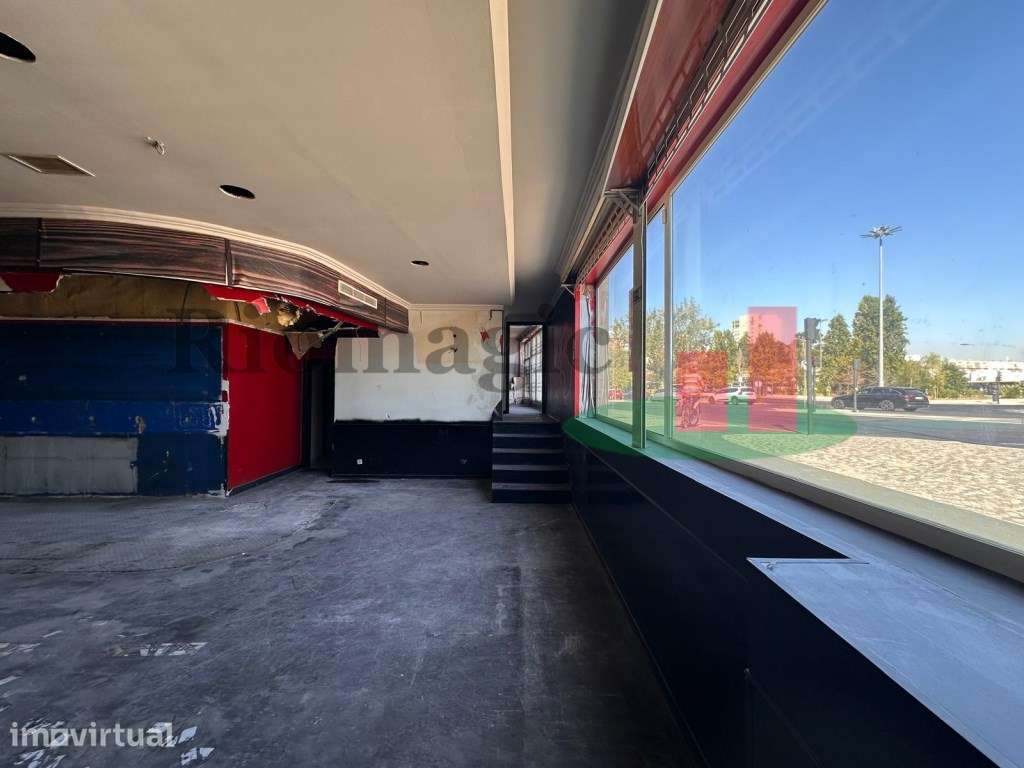 Lisboa - Loja em Carnide com 4 Estacionamentos - Metro Pontinha - Grande imagem: 2/19