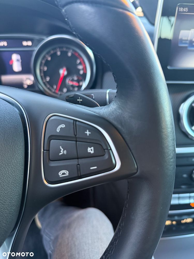 Mercedes-Benz GLA 180 7G-DCT - 16