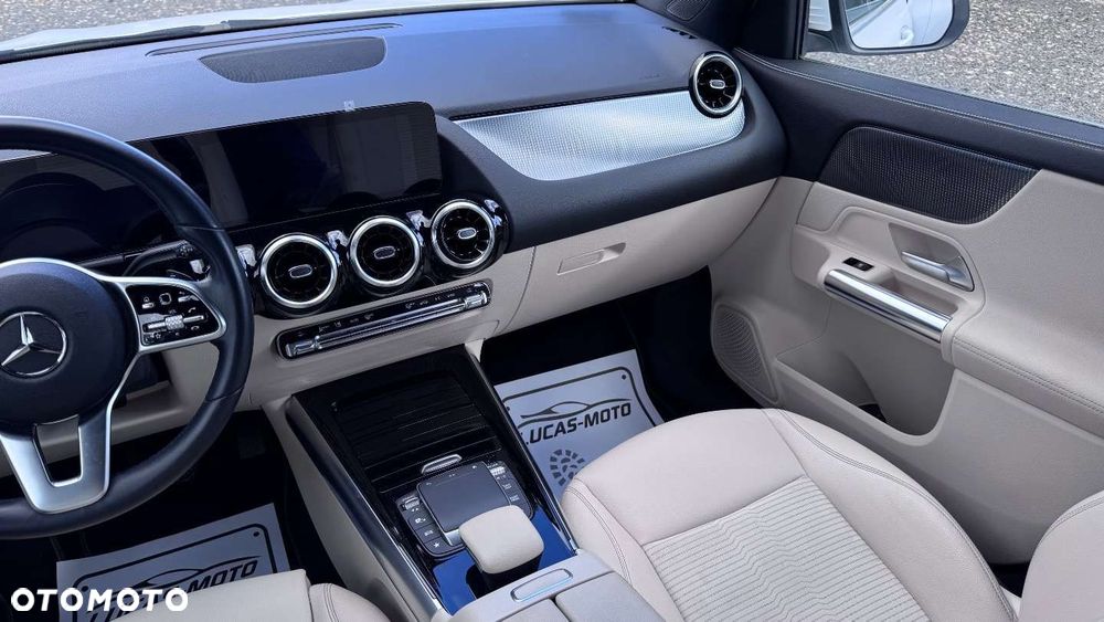 Mercedes-Benz GLA - 32