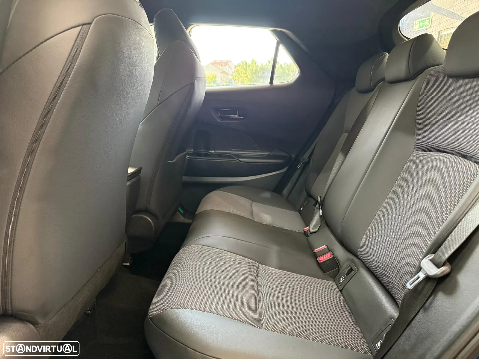 Toyota C-HR 1.8 Hybrid Lounge - 38
