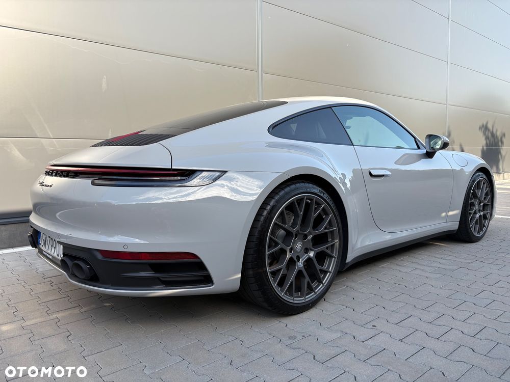 Porsche 911 Carrera 4 - 3