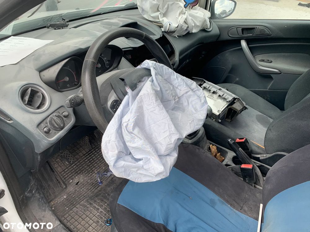 FORD FIESTA 2010 *SAMOCHÓD NA CZĘŚCI* 1496  MASKA, LAMPA, DRZWI, LUSTERKO, ZDERZAK, GRILL, BŁOTNIK, KLAPA, BELKA, DESKA, FOTELE, KANAPA, ĆWIARTKA KIEROWNICA, TARCZE, ZACISKI, ZAWIESZENIE, KOMPLETNY PRZÓD, KOMPLETNY TYŁ, LICZNIK, ZEGARY, PRAWE LEWE PRZÓD TYŁ - 5