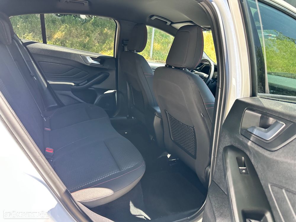 Ford Focus 1.0 EcoBoost S&S ST-LINE - 33