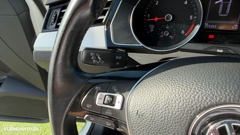 VW Passat Variant 1.6 TDI Highline - 24