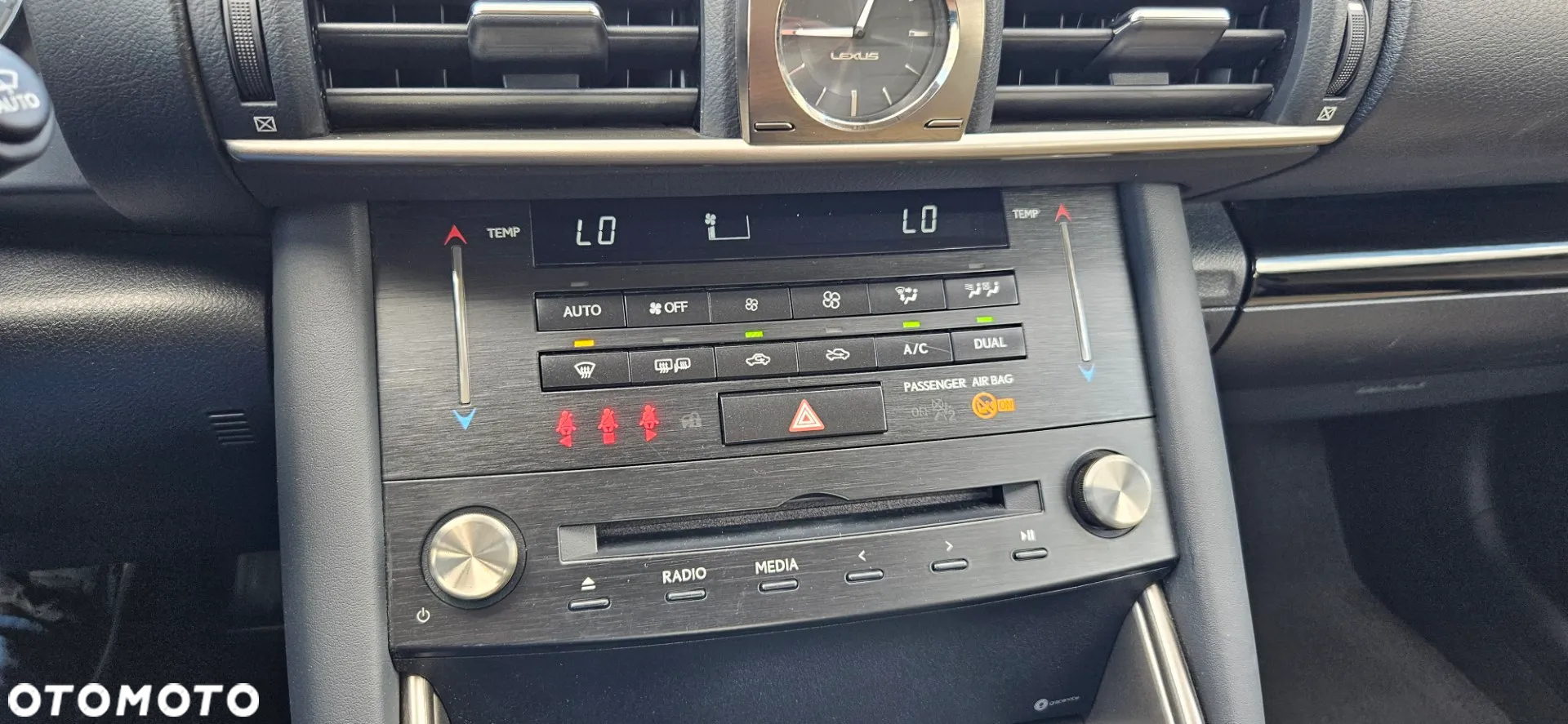 Lexus IS 300h Business Edition - 35