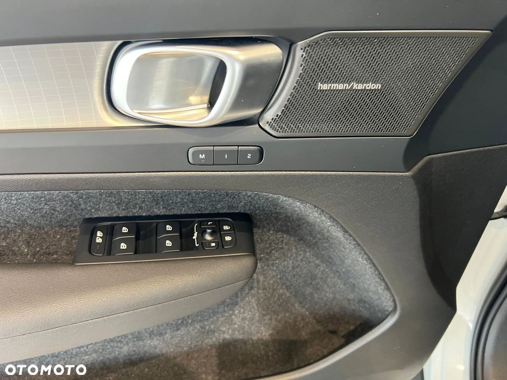 Volvo XC 40 B4 B AWD DKG Ultimate Dark - 33