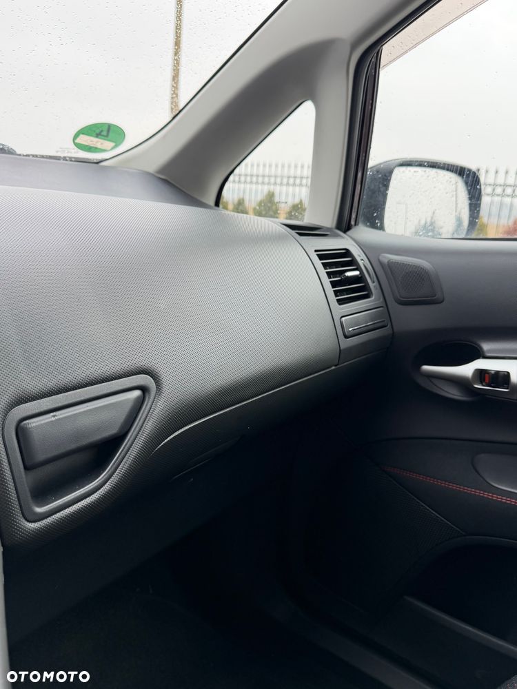 Toyota Auris 2.2 D-4D X - 19