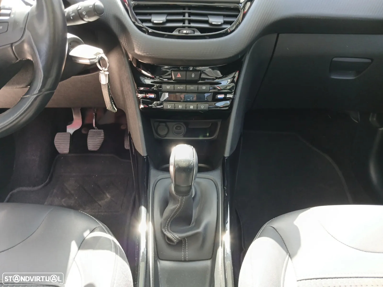 Peugeot 2008 1.2 PureTech Allure - 12