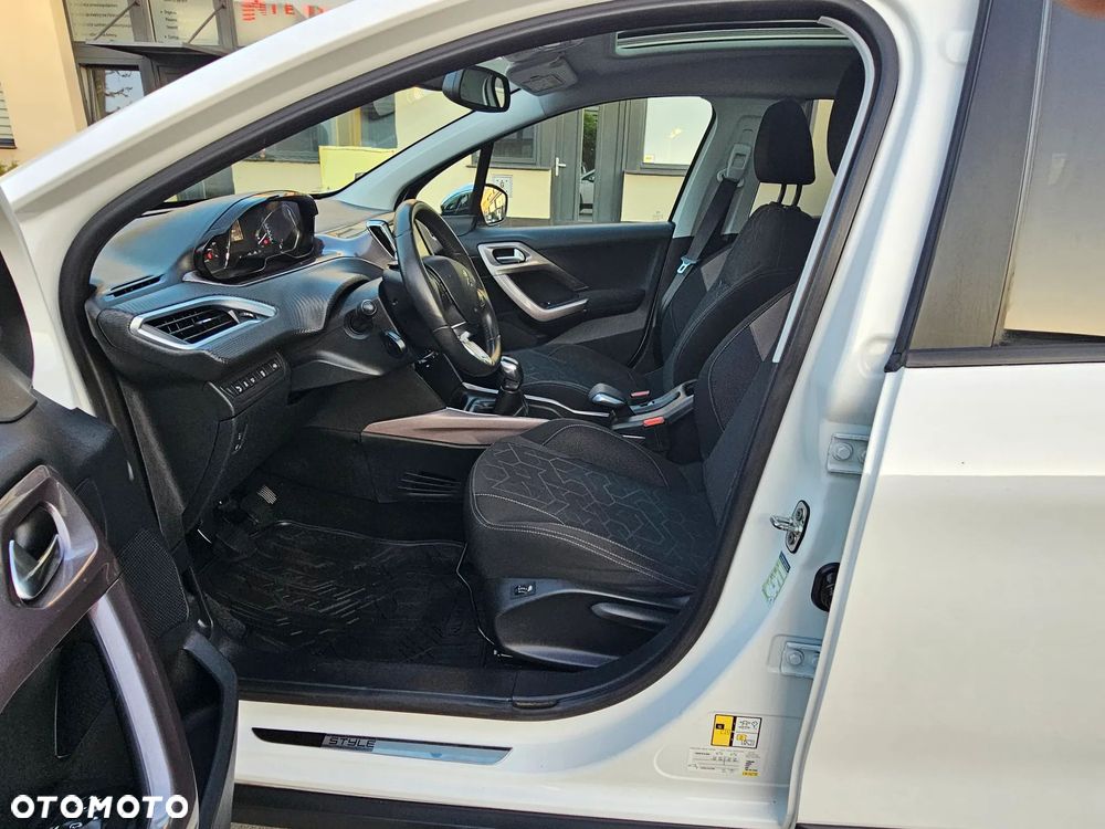 Peugeot 2008 1.2 Pure Tech Style S&S - 8
