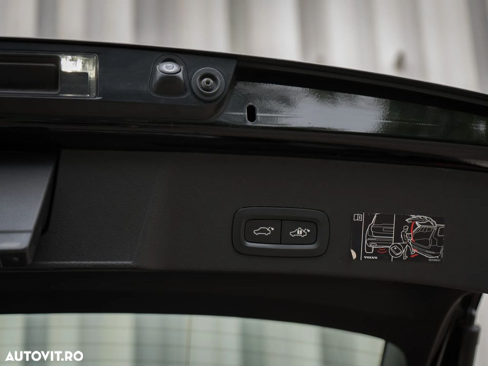 Volvo XC 40 B4 AT8 AWD Mild Hybrid Momentum Pro - 16