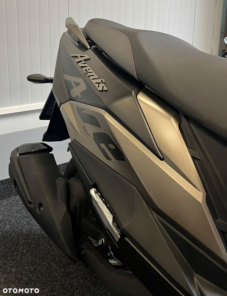 Suzuki Avenis - 5