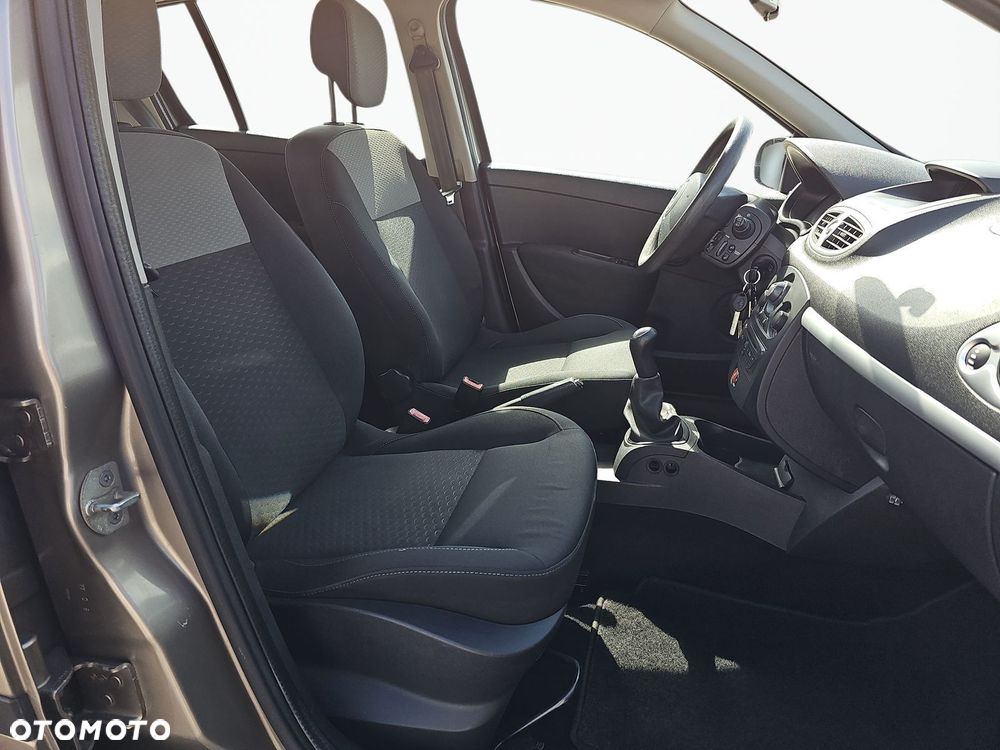 Renault Clio 1.2 16V Alize - 19