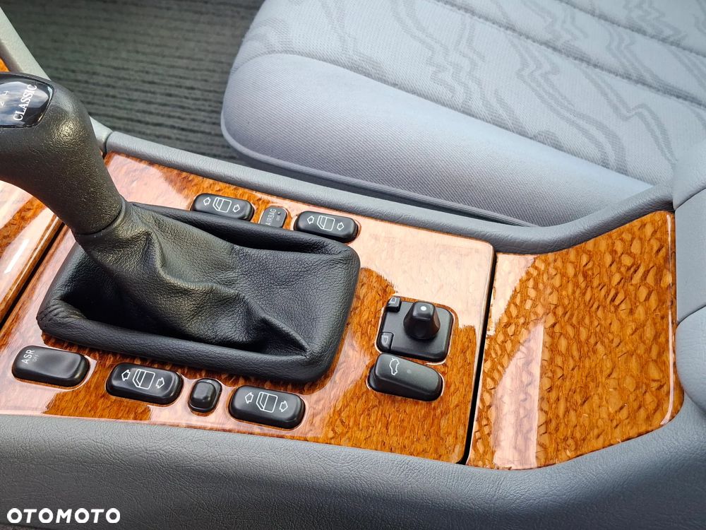 Mercedes-Benz Klasa E 240 Classic - 22