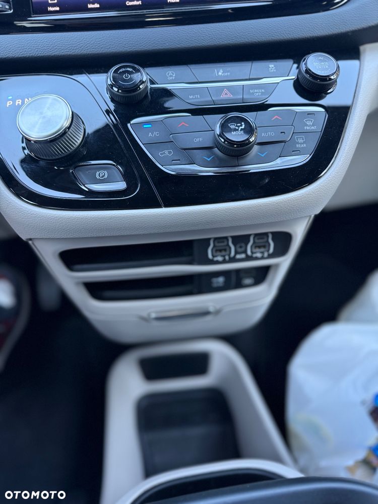 Chrysler Pacifica - 4