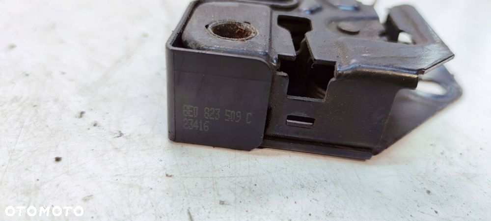 ZAMEK MASKI RYGIEL AUDI A4 B7 8E0823509C - 3