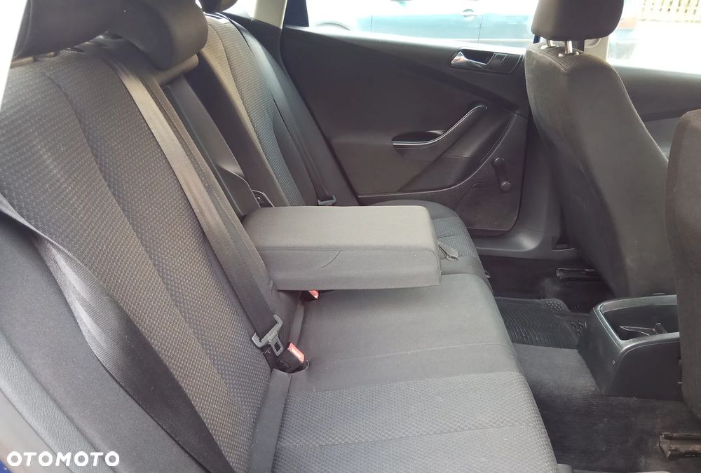 Volkswagen Passat - 8