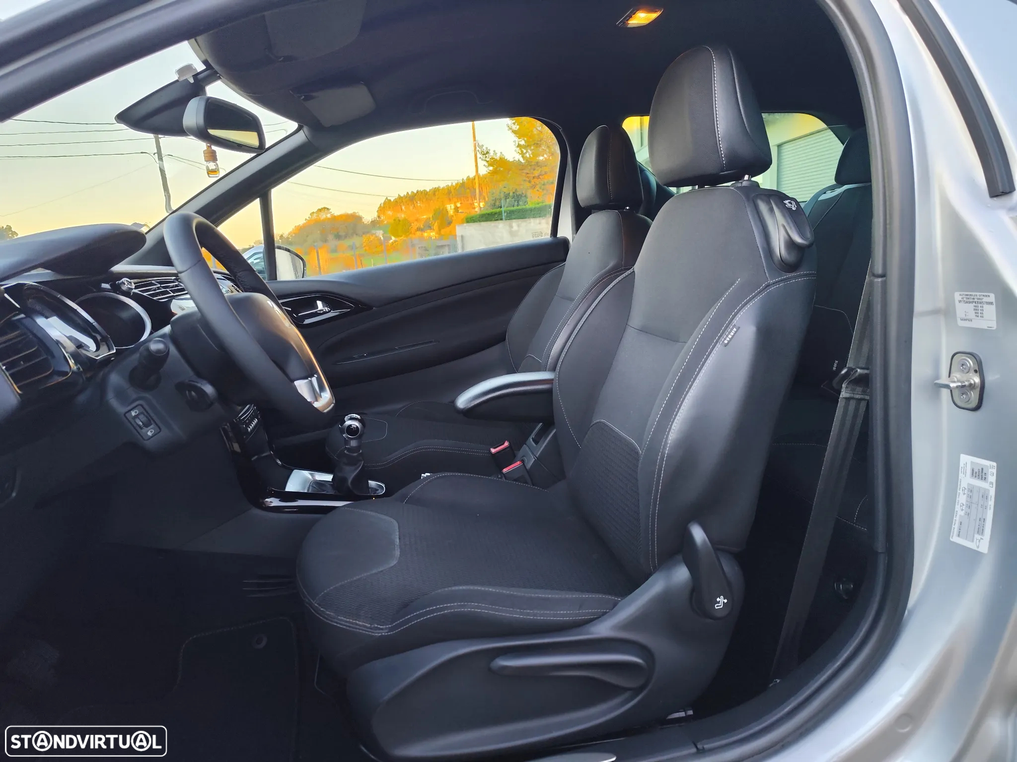 Citroën DS3 1.6 HDi Airdream So Chic - 12