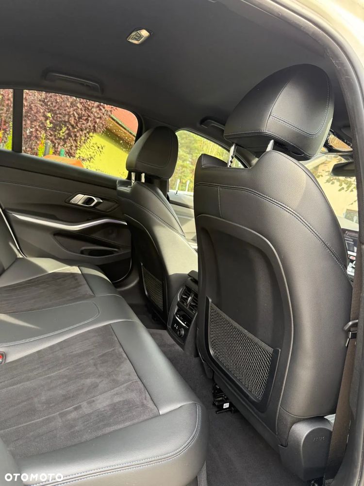 BMW Seria 3 318d M Sport - 13