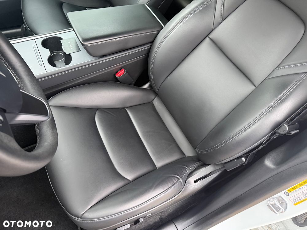 Tesla Model Y Long Range AWD - 27