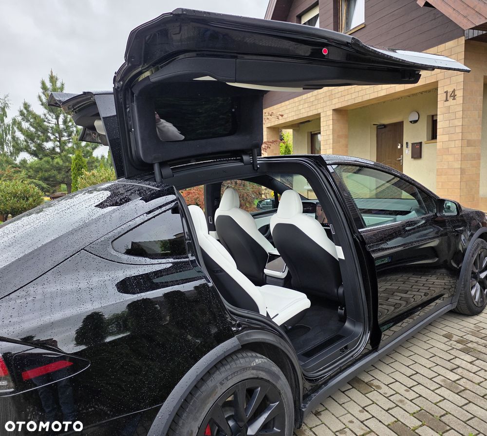 Tesla Model X - 12