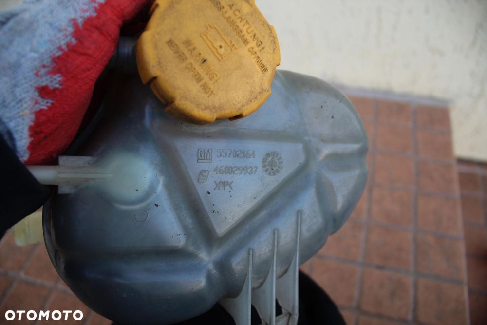 ZBIORNICZEK WYRÓWNAWCZY OPEL CORSA D 1.0 55702164 - 5