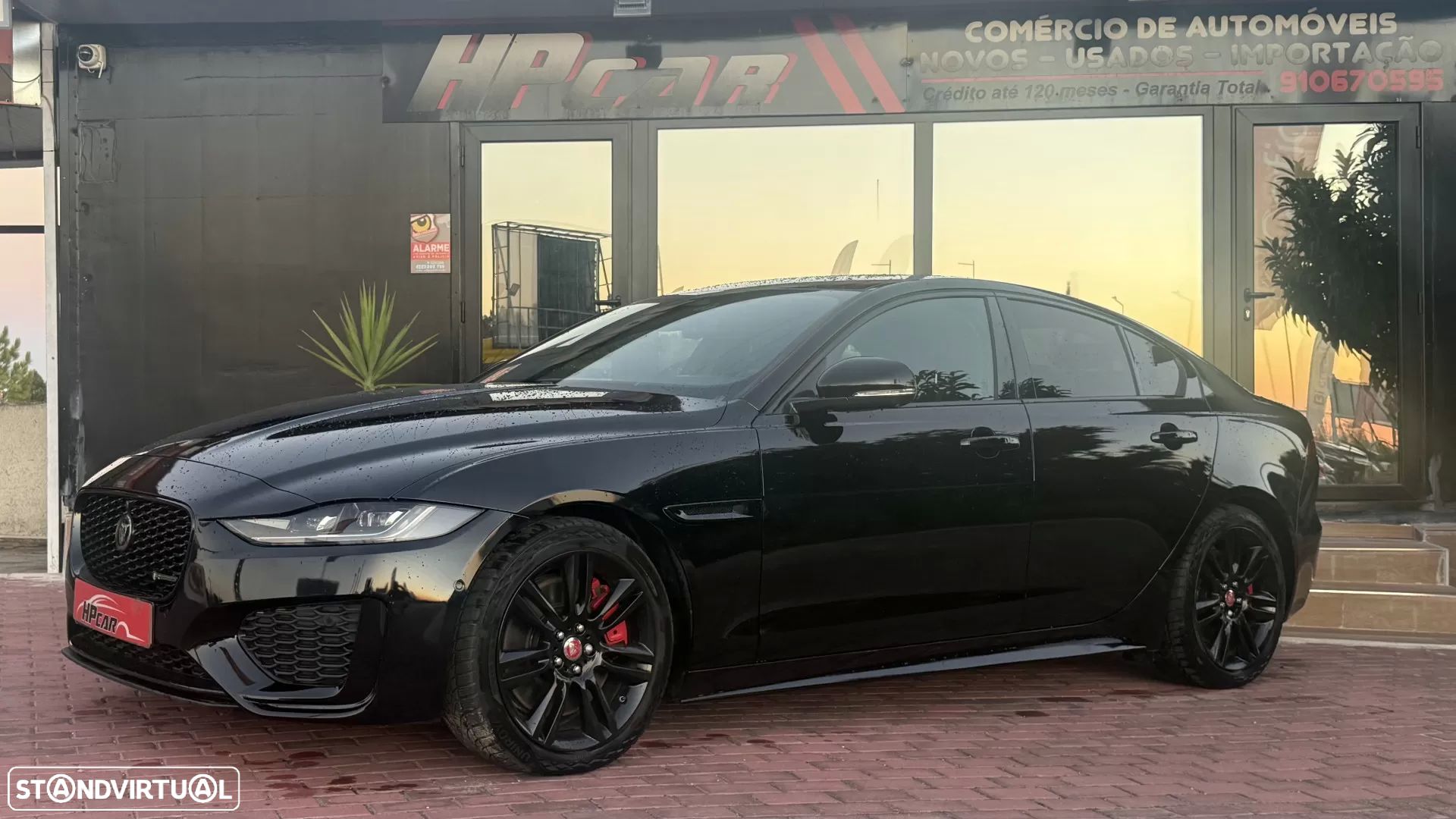 Jaguar XE 2.0 D200 R-Dynamic S - 1