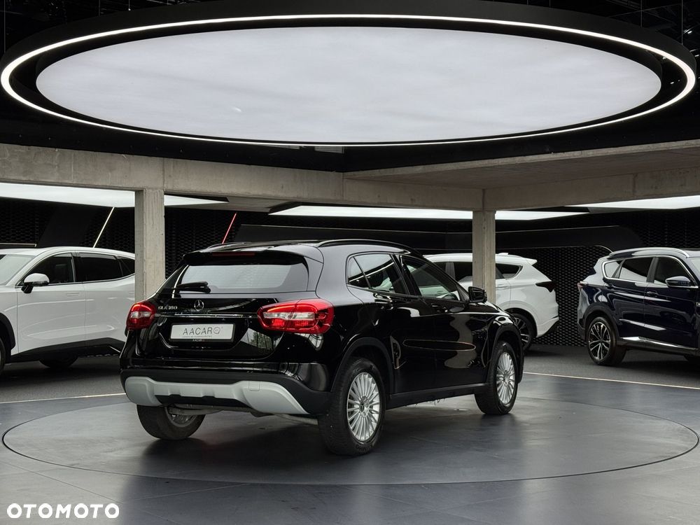 Mercedes-Benz GLA 180 7G-DCT - 6