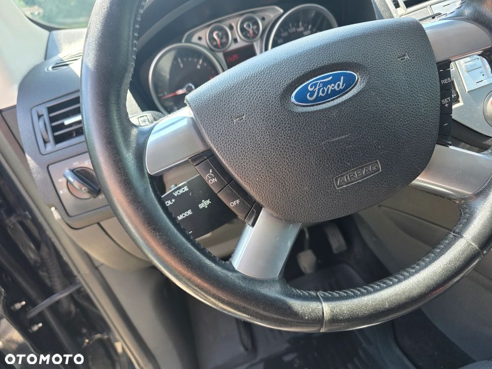 Ford Kuga - 12