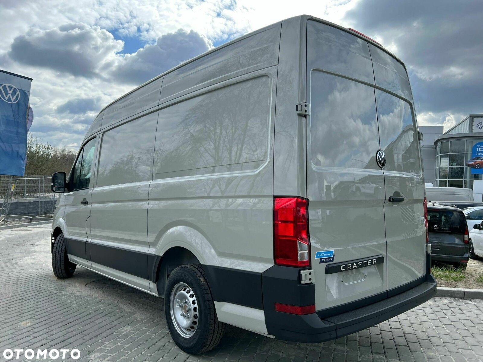Volkswagen Crafter Crafter 35 Furgon z wysokim dachem silnik: 2,0 l EU6 SCR 140 KM / skrzynia biegów: automatyczna 8-biegowa rozstaw osi: 3640 mm - 3